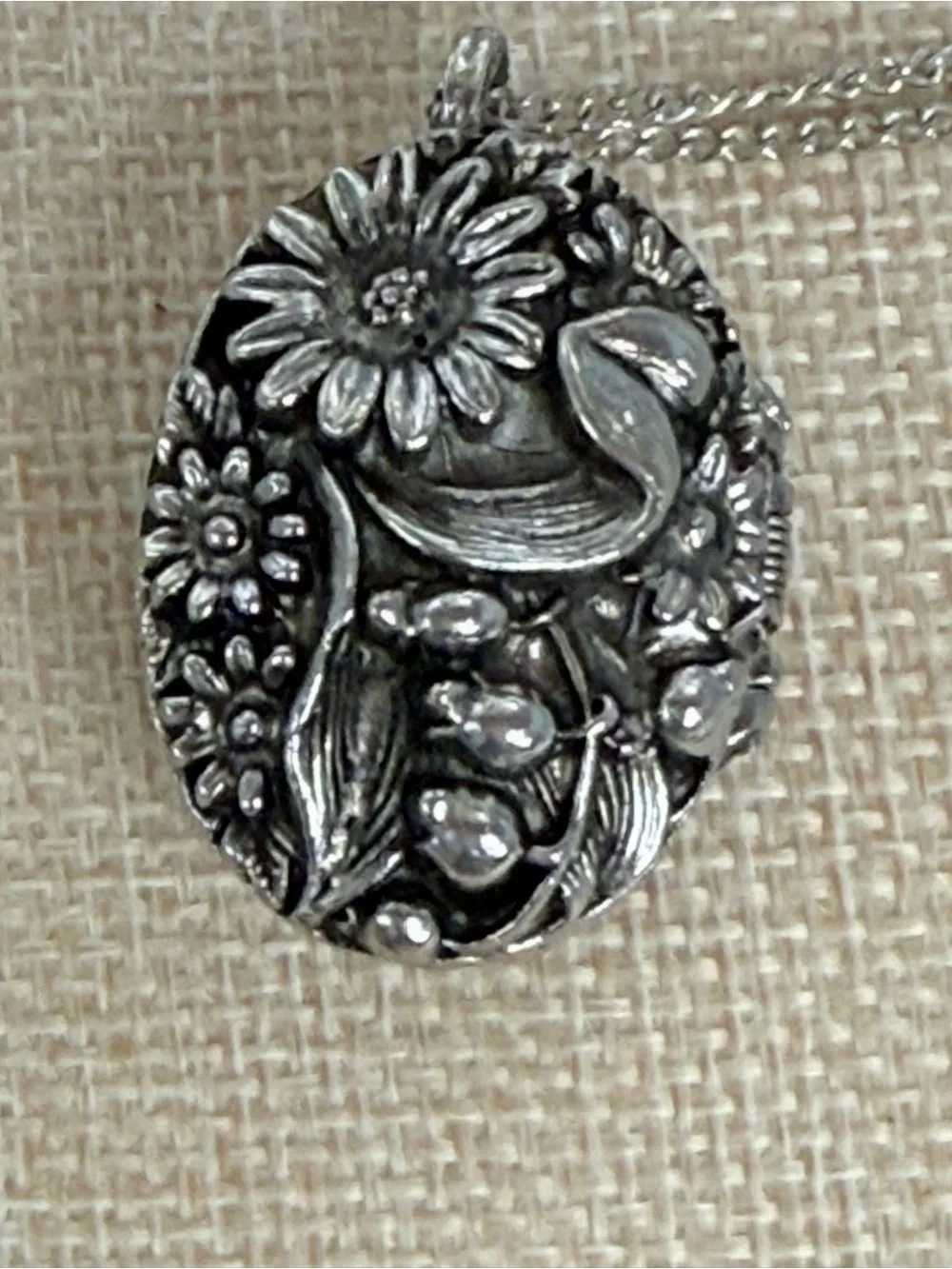Vintage Endura peekaboo pendant watch locket floral silver tone necklace